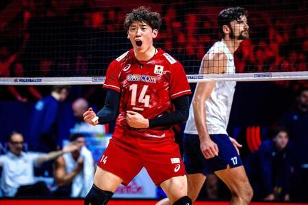 スパイクを決めてガッツポーズする石川祐希　©Ｖｏｌｌｅｙｂａｌｌ　Ｗｏｒｌｄ