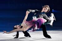 　アイスショー「Ｉｃｅ　Ｂｒａｖｅ－Ａ　ＴＵＲＮＩＮＧ　ＳＥＡＳＯＮ－」で「四季」を披露する本田真凜（手前）、宇野昌磨組＝愛・地球博記念公園アイススケート場