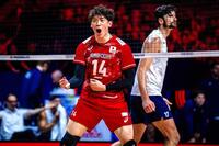 スパイクを決めてガッツポーズする石川祐希　©Ｖｏｌｌｅｙｂａｌｌ　Ｗｏｒｌｄ