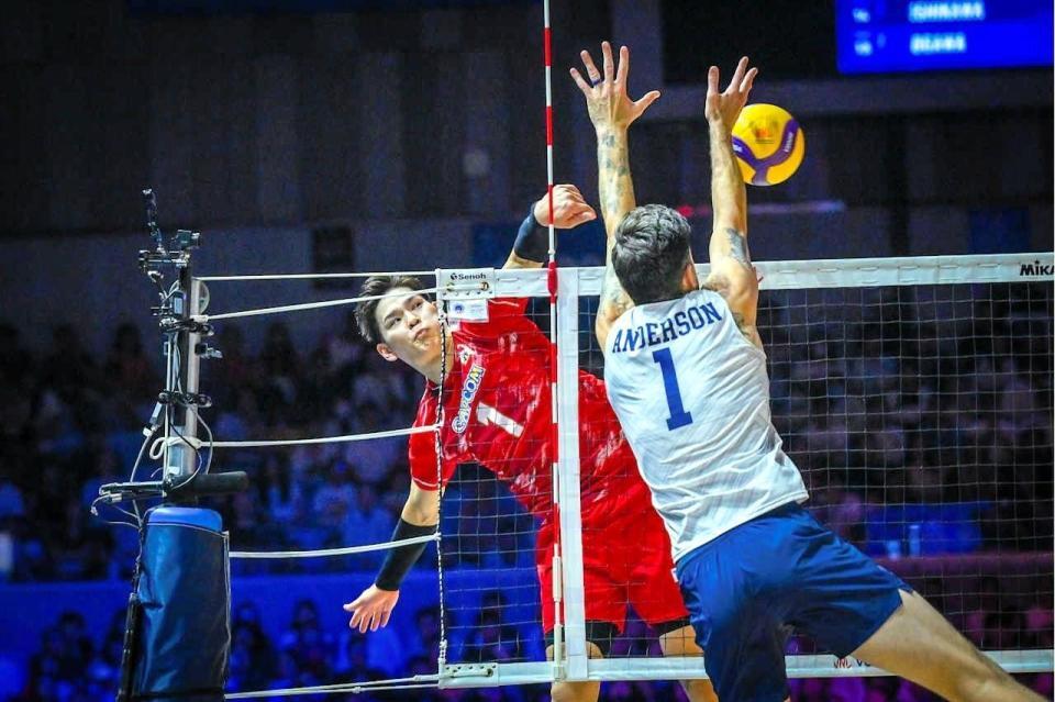 スパイクを打つ西田有志　©Ｖｏｌｌｅｙｂａｌｌ　Ｗｏｒｌｄ