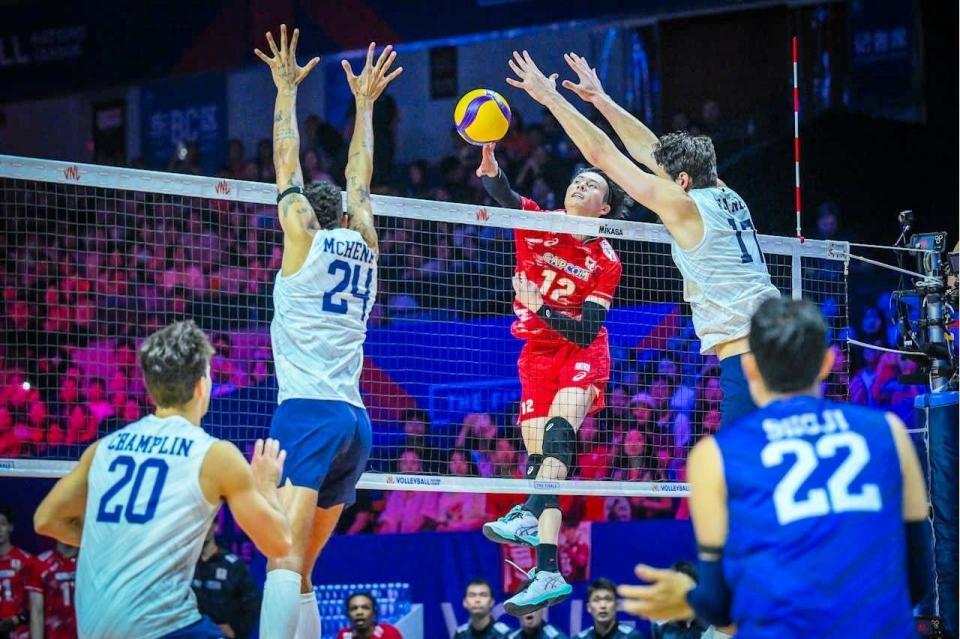 スパイクを打つ高橋藍　©Ｖｏｌｌｅｙｂａｌｌ　Ｗｏｒｌｄ