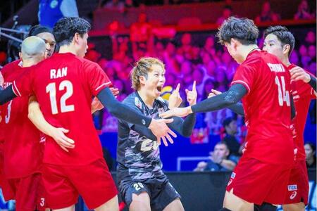 得点に喜ぶ高橋藍、石川祐希ら©Ｖｏｌｌｅｙｂａｌｌ　Ｗｏｒｌｄ