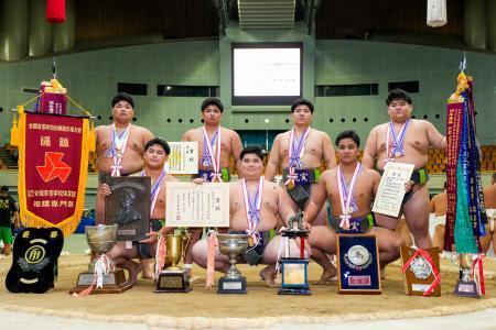 　相撲団体で優勝した鹿児島実の選手たち＝和歌山ビッグホエール