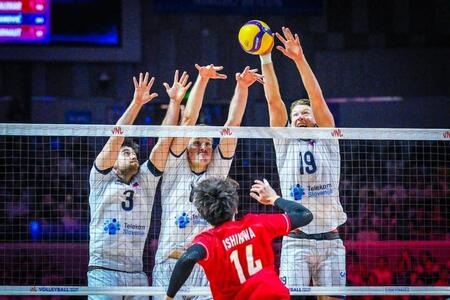 石川祐希がスパイクを放つもスロベニアの高いブロックが立ちはだかる©Ｖｏｌｌｅｙｂａｌｌ　Ｗｏｒｌｄ