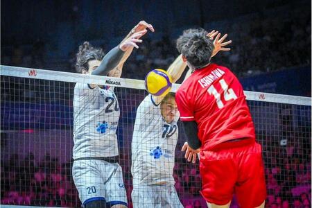 スパイクを放つ石川祐希©Ｖｏｌｌｅｙｂａｌｌ　Ｗｏｒｌｄ