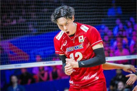 スパイクを決めて雄叫びをあげる高橋藍©Ｖｏｌｌｅｙｂａｌｌ　Ｗｏｒｌｄ