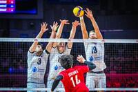 石川祐希がスパイクを放つもスロベニアの高いブロックが立ちはだかる©Ｖｏｌｌｅｙｂａｌｌ　Ｗｏｒｌｄ