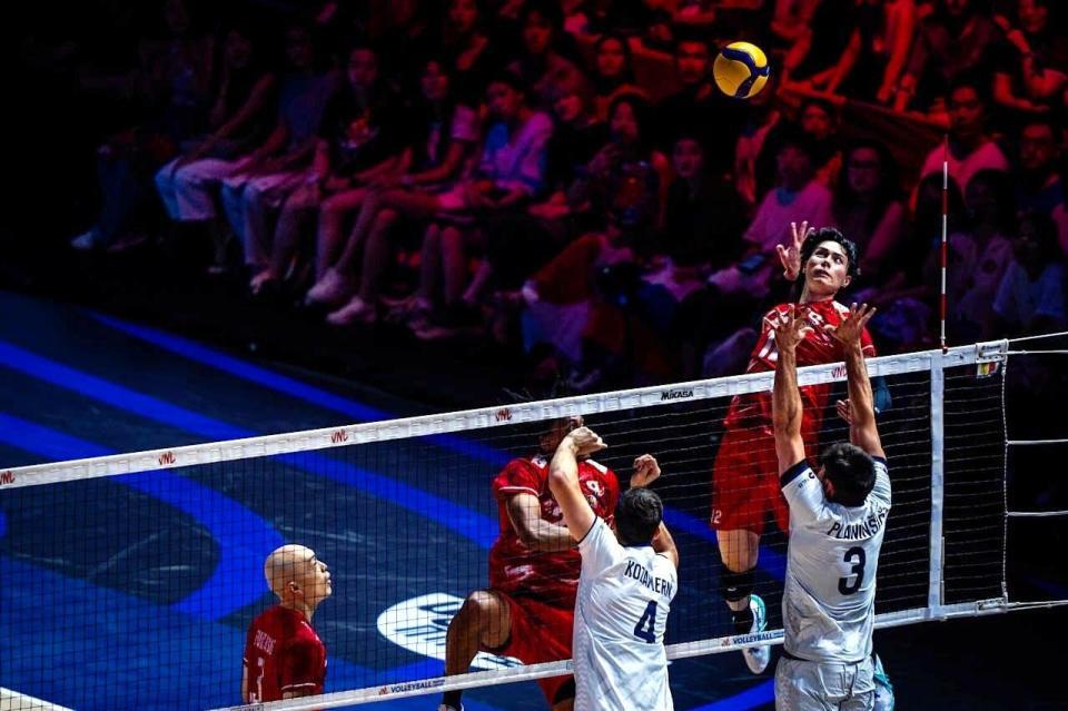 スパイクを放つ高橋藍©Ｖｏｌｌｅｙｂａｌｌ　Ｗｏｒｌｄ