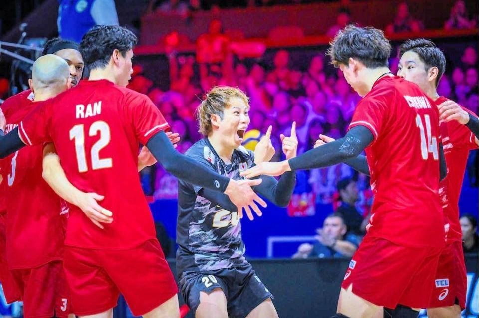得点に喜ぶ高橋藍、石川祐希ら©Ｖｏｌｌｅｙｂａｌｌ　Ｗｏｒｌｄ