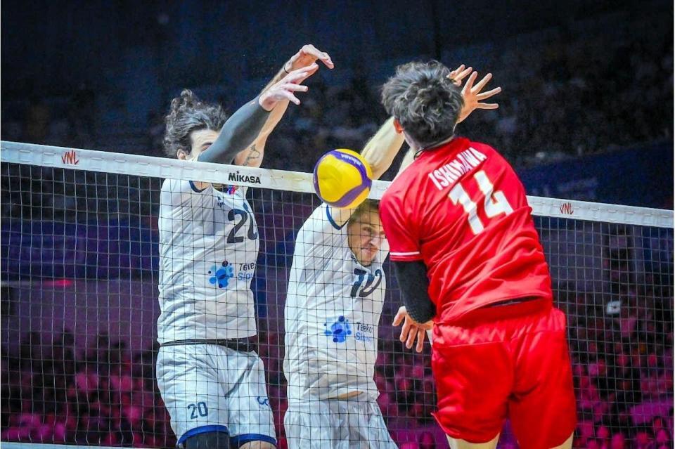 スパイクを放つ石川祐希©Ｖｏｌｌｅｙｂａｌｌ　Ｗｏｒｌｄ