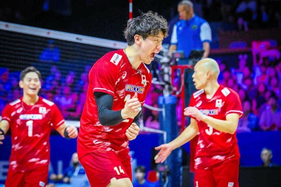 スパイクを決めて雄叫びをあげる石川祐希©Ｖｏｌｌｅｙｂａｌｌ　Ｗｏｒｌｄ