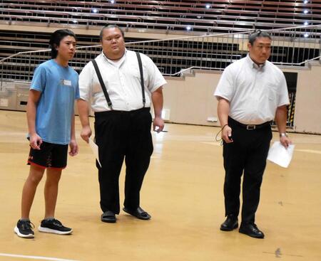 （左から）新道帝憲、若者頭の千代丸と若隆元