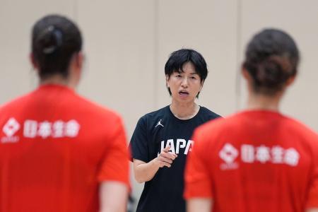 　強化合宿で指導する大神監督＝３日、東京都北区の味の素ナショナルトレーニングセンター