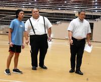 （左から）新道帝憲、若者頭の千代丸と若隆元