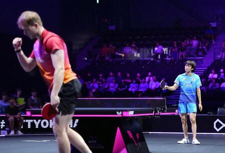 男子シングルス１回戦で、ベネディクト・ドゥダ（手前）に敗れた戸上隼輔