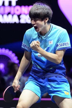男子シングルス１回戦でガッツポーズする戸上隼輔