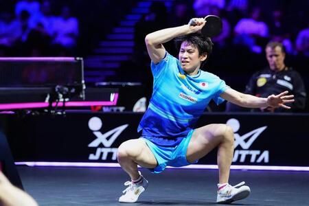 男子シングルス１回戦でプレーする戸上隼輔
