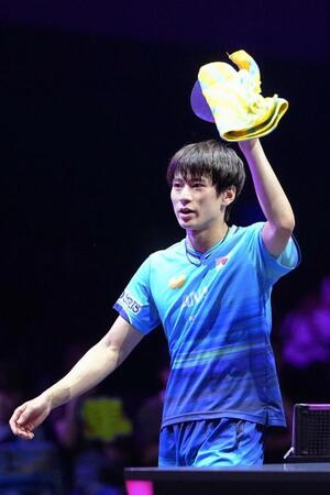男子シングルス１回戦で敗れ、引き揚げる戸上隼輔