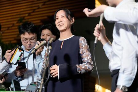 国民栄誉賞表彰式を終え、笑顔で記者団の取材に応じるスピードスケートの高木美帆さん