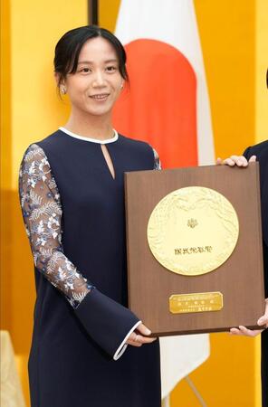 国民栄誉賞表彰式で、盾を手にするスピードスケートの高木美帆さん