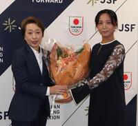 ＪＯＣの橋本聖子会長から花束を贈られた高木美帆さん