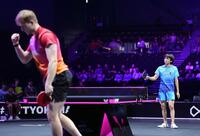 男子シングルス１回戦で、ベネディクト・ドゥダ（手前）に敗れた戸上隼輔