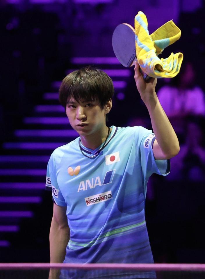 声援に応える戸上隼輔（撮影・佐々木彰尚）