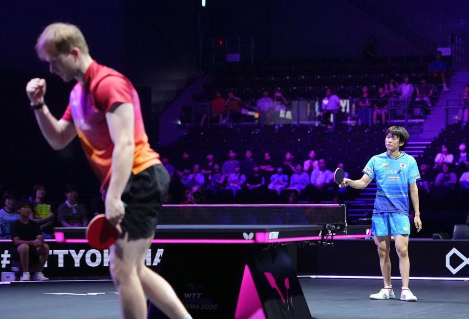 男子シングルス１回戦で、ベネディクト・ドゥダ（手前）に敗れた戸上隼輔