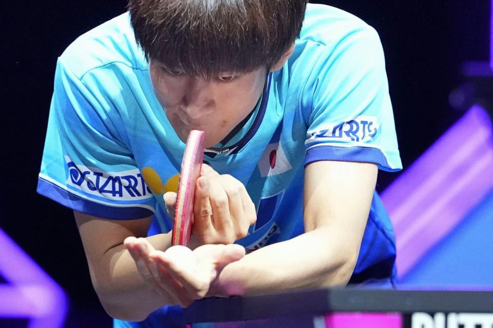 男子シングルス１回戦でプレーする戸上隼輔＝