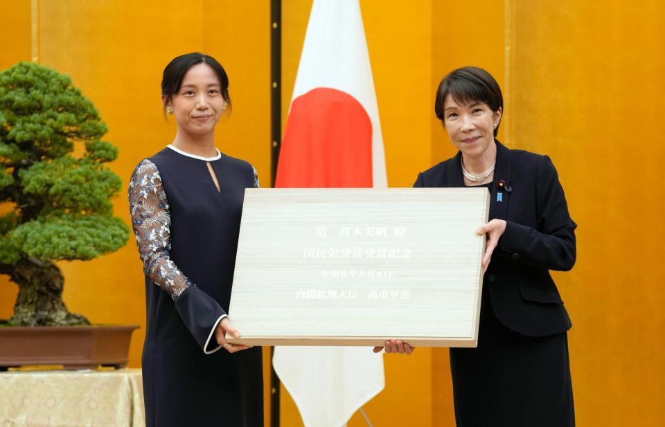 国民栄誉賞表彰式で、高市首相（右）から記念品を受け取るスピードスケートの高木美帆さん