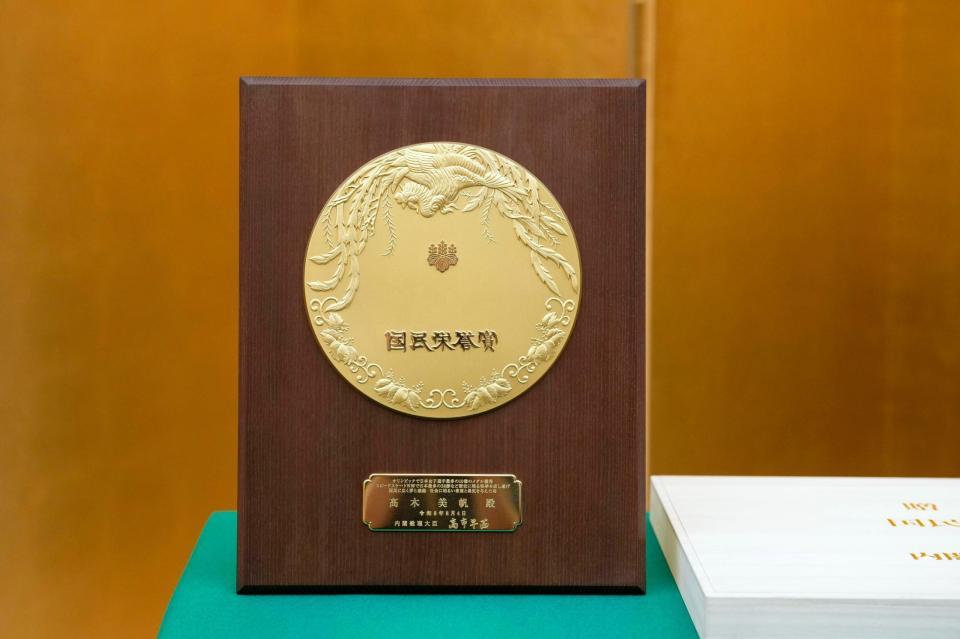 高木美帆さんに贈られる国民栄誉賞の盾