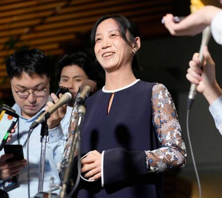 笑顔で記者団の取材に応じる高木美帆さん