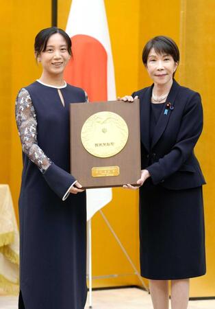 国民栄誉賞表彰式で、高市首相（右）から盾を受け取る高木美帆さん