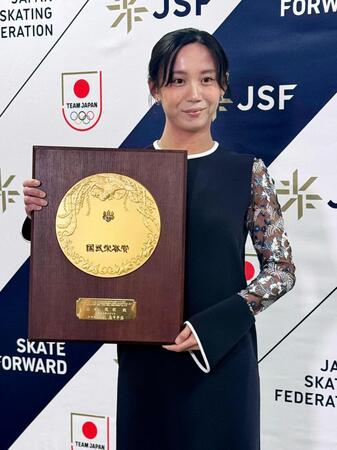 国民栄誉賞の記念の盾を手に記念撮影に応じる高木美帆さん＝４日