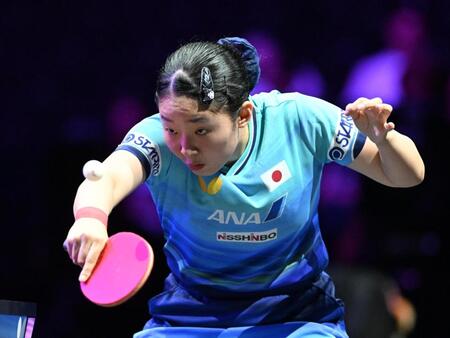 第２ゲーム、レシーブする張本美和（撮影・堀内翔）