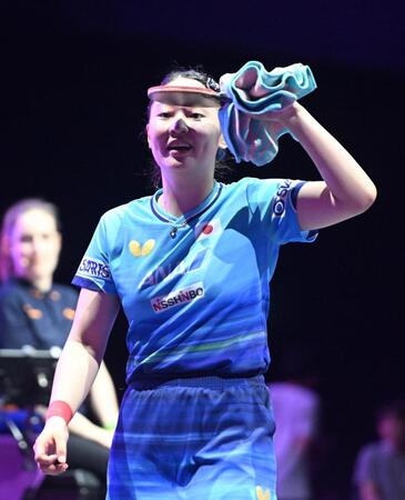 橋本帆乃香に勝利して笑顔で客席を見つめる張本美和（撮影・堀内翔）
