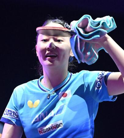 橋本帆乃香に勝利して笑顔で客席を見つめる張本美和（撮影・堀内翔）