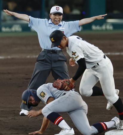 　第１０８回全国高校野球選手権大会の開幕試合で、二塁塁審を務める森田真紀さん＝５日、甲子園球場