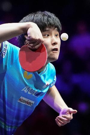 　男子シングルス１回戦　プレーする張本智和＝横浜ＢＵＮＴＡＩ