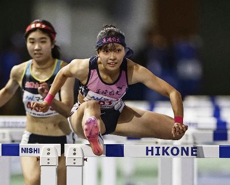 　女子１００メートル障害決勝　力走する長崎日大・吉永優衣＝平和堂ＨＡＴＯスタジアム