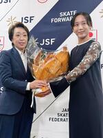 国民栄誉賞を授与された高木美帆さん（右）に花束を手渡すＪＯＣの橋本聖子会長＝４日