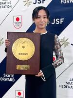 国民栄誉賞の記念の盾を手に記念撮影に応じる高木美帆さん＝４日