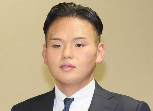 大減量の湊川親方が弟子と誕生日を報告