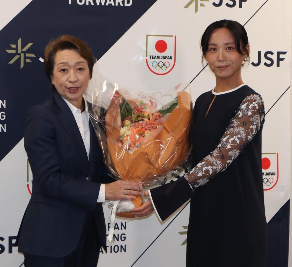 ＪＯＣの橋本聖子会長から花束を贈られた高木美帆さん
