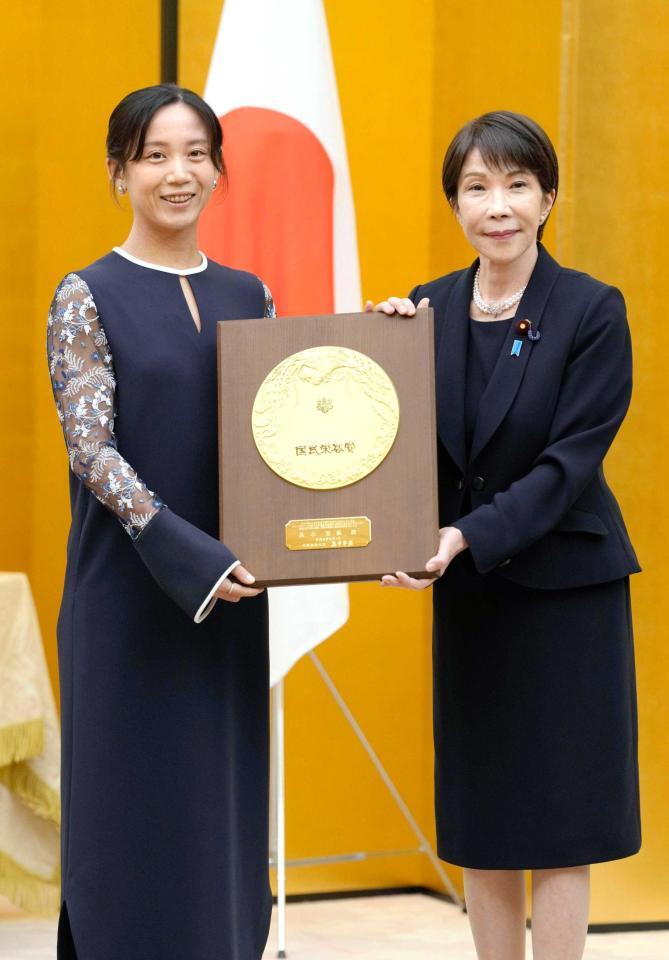 国民栄誉賞表彰式で、高市首相（右）から盾を受け取る高木美帆さん
