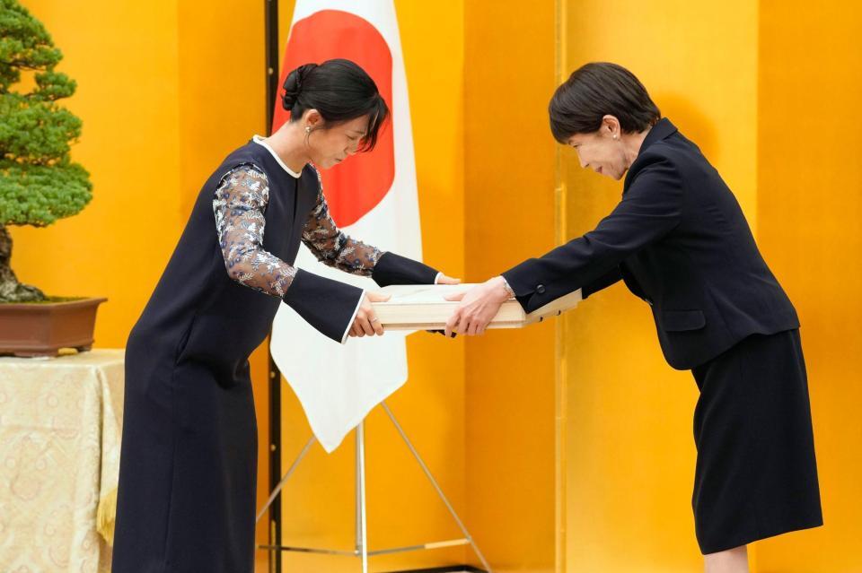 国民栄誉賞表彰式で、高市首相（右）から記念品を受け取るスピードスケートの高木美帆さん＝４日