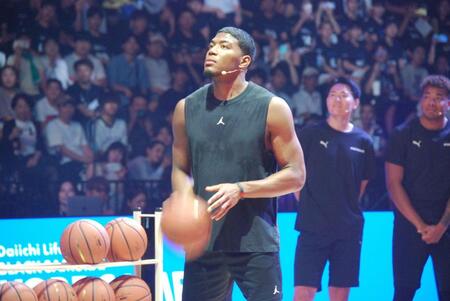 ゴールを狙う八村塁