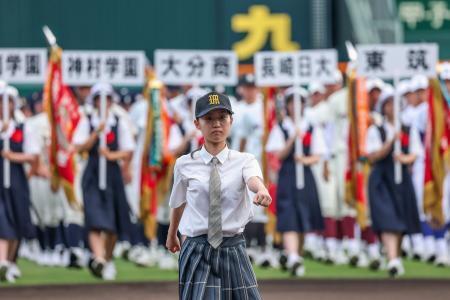 　開会式の入場行進で先導役を務める三田の野球部マネジャーの山田優菜さん＝５日、甲子園球場（代表撮影）