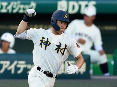 　東筑-神村学園　６回裏、本塁打を放ちガッツポーズする神村学園・田中＝甲子園