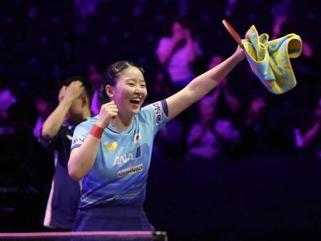 勝利を決め喜ぶ張本美和（撮影・佐々木彰尚）